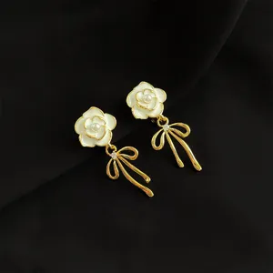 Elegante weiße emaillierte Kamelie Blume Ohrringe mit Kristall Schleife Detail Ansicht.