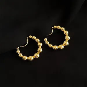 Elegante vergoldete Perlen-Creolen Ohrclips für Damen, schmerzfreies Design ohne Ohrlöcher.