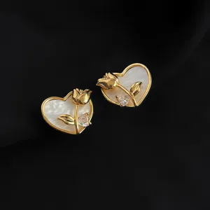 Exquisite 18K vergoldete herzförmige Tulpen Ohrringe mit Perlmutt und funkelndem Zirkon.