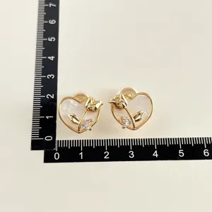 Nahaufnahme Detail der goldenen Herz Tulpen Clip Ohrringe mit glitzernder Zirkonia Größe.