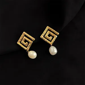 Vergoldete geometrische griechische Muster Clip-Ohrringe mit Barockperlen Detail.