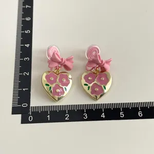Rosa Blumen Herz Ohrclips mit Schleife, bequemer vergoldeter Ohrschmuck ohne Ohrloch für Damen.
