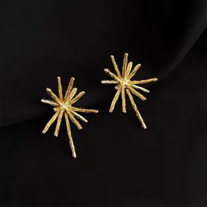 Nahaufnahme von goldenen Stern-Ohrclips, 18K vergoldet, perfekter Schmuck ohne Ohrlöcher.