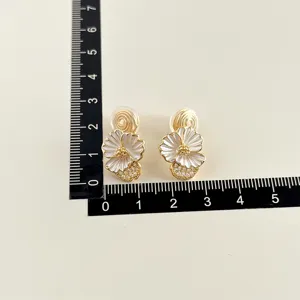 Vergoldete weiße Blumen Clip Ohrringe mit Zirkonia für Damen ohne Ohrloch, elegante Ohrclips.