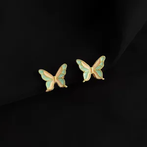 Modische Schmetterling Clip-Ohrringe mit Emaille-Design und vergoldeter Metallrand.