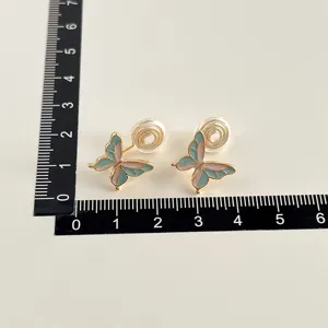 Größendetail vergoldeter Schmetterling Clip Ohrringe für nicht durchstochene Ohren.