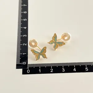 Goldene emaillierte Schmetterling Ohrclips für Damen, eleganter Modeschmuck ohne Ohrlöcher.