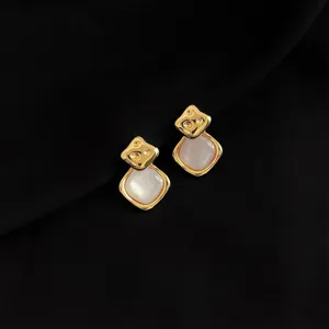 Vergoldete geometrische Ohrclips mit weißem Stein, elegante Ohrringe ohne Ohrlöcher.