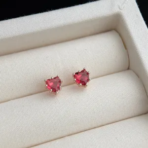 Zarte rote Herz Zirkonia 14K Roségold vergoldete Ohrstecker für Damen Schmuck Details.