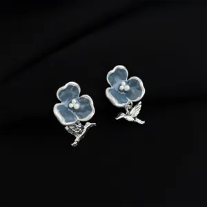 Blaue Blume und Vogel Ohrclips süßer cooler Stil nicht durchstochen Emaille Ohrringe Detail