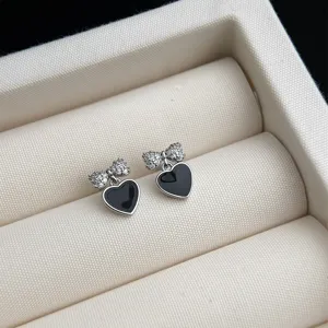 Exquisite Schleife schwarzes Herz Zirkonia Ohrstecker zeigen feine Schmuckdetails.