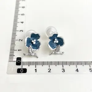 Blaue Blumen und Vogel Ohrclips ohne Piercing mit echter goldfarbener Konservierung.