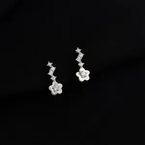 Detaillierte Nahaufnahme von funkelnden Blumen Ohrclips ohne Piercing mit feinen Kristallsteinen.