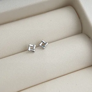 Minimalistische geometrische silberne Ohrstecker für Damen, schicker Modeschmuck.