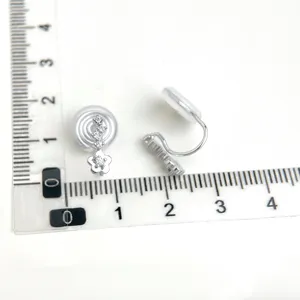 Silberfarbene Ohrclips mit zartem Blumen-Strass-Design für Ohren ohne Ohrlöcher.