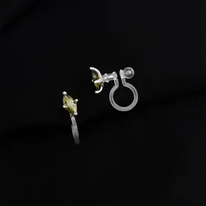 Detailaufnahme von Ohrklips mit grünem Zirkonia und klarem Disc-Verschluss für Ohren.