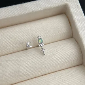 Zarte asymmetrische Zirkonia Stab und Mond Ohrringe, 14k vergoldeter Alltagsschmuck.