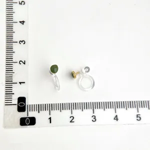 Schlichte grüne Stein Clip-On Ohrringe mit transparentem Bügel für nicht durchstochene Ohren.