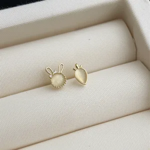 Minimalistische kleine 14K vergoldete Zirkon Hase und Karotte asymmetrische Ohrstecker chic.