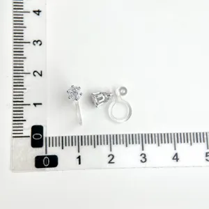 Klassische Solitär Zirkonia Ohrclips Detailaufnahme mit transparentem angenehmen Band.