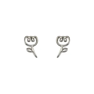 Minimalistische silberne Blumen Ohrstecker, kleines niedliches Design, perfekt für Alltag.