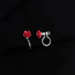 Nahaufnahme von roten Rosen Harz Ohrringen mit transparentem unsichtbaren Clip-Design.