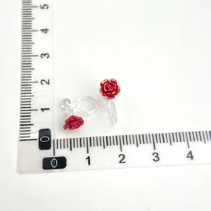Rote Rosen Harz Clip Ohrringe, minimalistischer ohrschmuck ohne Ohrlöcher mit Maßstab.