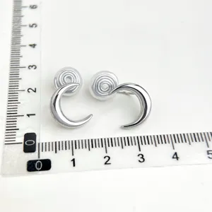 Silberne Mondsichel Clip-Ohrringe fuer nicht durchstochene Ohren, minimalistisches Design.