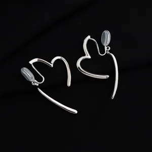 Modische asymmetrische Herz Clip-Ohrringe mit Metall-Finish für ungebohrte Ohren.