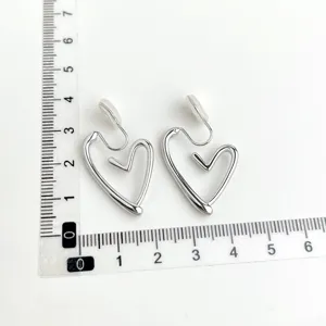 Silberne asymmetrische Herz Ohrclips, schicke minimalistische Ohrringe ohne Ohrlöcher.