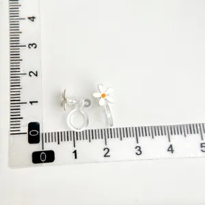 Süße weiße Blumen Clip-Ohrringe mit unsichtbarem Harzpolster für ungestochene Ohren gut.