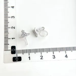 Detailansicht minimalistischer Ohrclips ohne Ohrloch mit praktischem Größenmaßstab.
