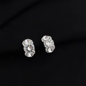 Nahaufnahme von glitzernden Strass Ohrclips mit Bogen Design für Ohren ohne Ohrloch