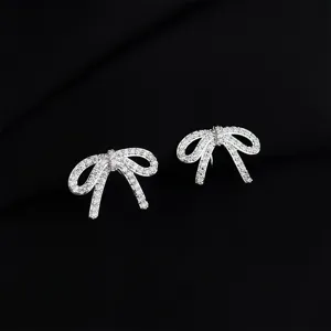 Nahaufnahme der glitzernden Strass-Schleife Ohrclips ohne Ohrloch mit feinen Zirkonias.
