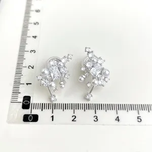 Detailansicht von ohrclips ohne ohrloch mit zirkon und perlen, grössenreferenz.