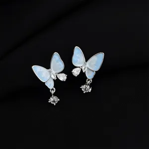 Silberne Schmetterling Ohrclips mit blauem Emaille und funkelnden Zirkonia Steinen.