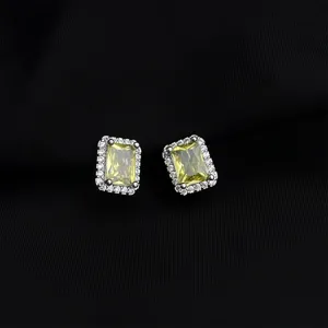 Nahaufnahme von eleganten gelben quadratischen Zirkonia Ohrringen mit funkelndem Diamantrand.