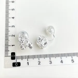 Silberne unregelmäßige Blumen Clip-Ohrringe, minimalistischer Mode Ohrschmuck Detailansicht.