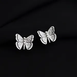 Detailansicht silberne Schmetterling Clip Ohrringe mit Struktur und schickem Design.