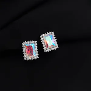 Atemberaubende rechteckige schimmernde Clip-Ohrringe mit strahlendem Zirkonia-Rahmen.