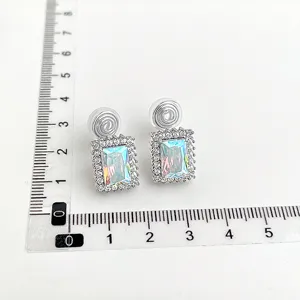 Ohrclips ohne Ohrloch mit holografischem, rechteckigem Stein und glänzenden Zirkonia-Steinen.