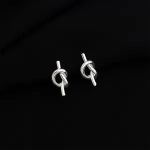 Nahaufnahme Detailansicht der eleganten Silberknoten-Ohrringe, minimalistisch gearbeitet.