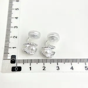 Nahaufnahme Detail silberne Muschel Perle Clip Ohrringe, ohrclips fur Damen Modeschmuck.