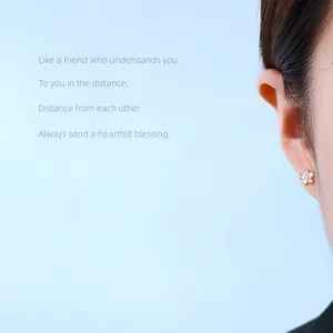 Exquisite 14k vergoldete Zirkon Blumen Ohrstecker, elegante minimalistische Schmuckstücke.