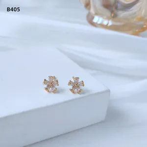 Minimalistische 14k vergoldete Zirkon Blumen Ohrstecker, elegante feine Detailansicht.