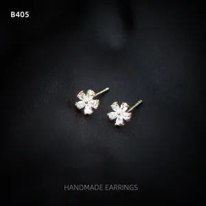 14K vergoldete glänzende Zirkonia Mikro-Set Mini Blumen Ohrstecker für elegante Damen.