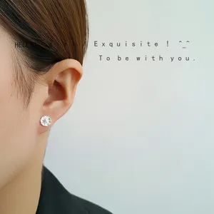 Silberne minimalistische Blume Ohrstecker, exzellenter und eleganter Schmuck für Alltag.