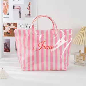 Transparente PVC-Tragetasche mit rosa-weißen Streifen und individuellem Namensdruck für den Sommer.