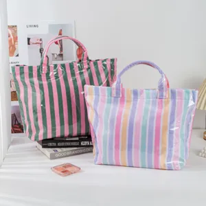 Stilvolle gestreifte PVC Tote Tasche mit grossem Volumen fur Alltag und Reise.