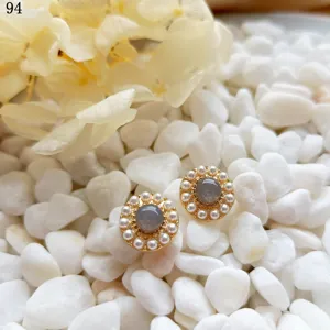 Eleganti orecchini a lobo di perle stile vintage francese con pietra grigia e finitura oro.